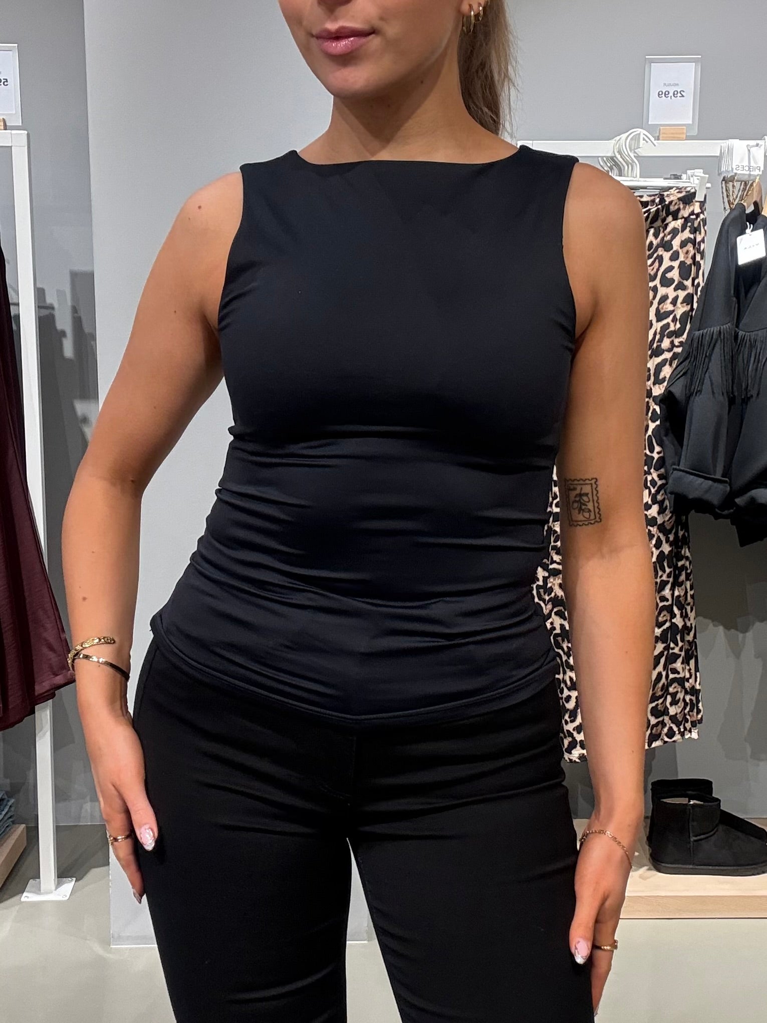 VIKENZA Tank Top - Black